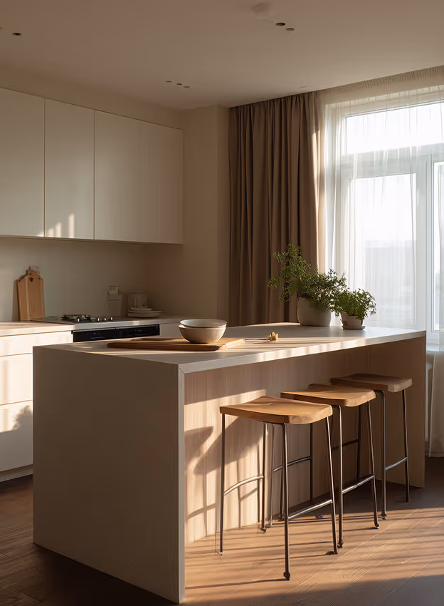 Une cuisine moderne aux tons beige et crème, baignée de lumière naturelle, à l’atmosphère chaleureuse et raffinée, aux finitions architecturales de qualité.