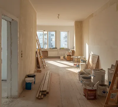 Une pièce en chantier avec des matériaux de construction visibles, témoin d’un projet en cours et d’une exécution architecturale de qualité.