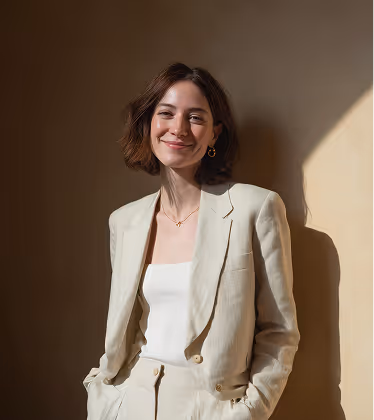 Une femme en tenue professionnelle, image de confiance, d’expertise et de leadership dans la gestion de projets d’architecture.
