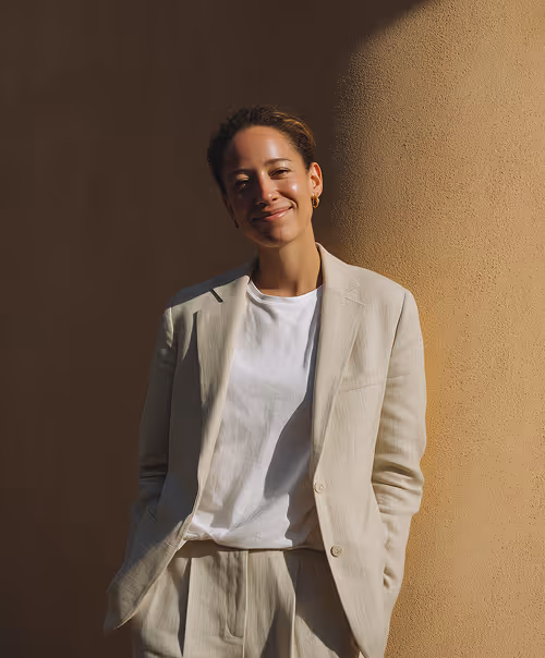 Une femme en tenue professionnelle, image de confiance, d’expertise et de leadership dans la gestion de projets d’architecture.